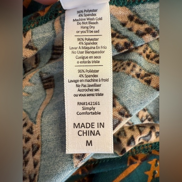 LuLaRoe Giraffe Print Classic Tee Size Medium - Picture 6 of 7